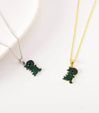 Gouden dinosaurus en groene kristallen ketting